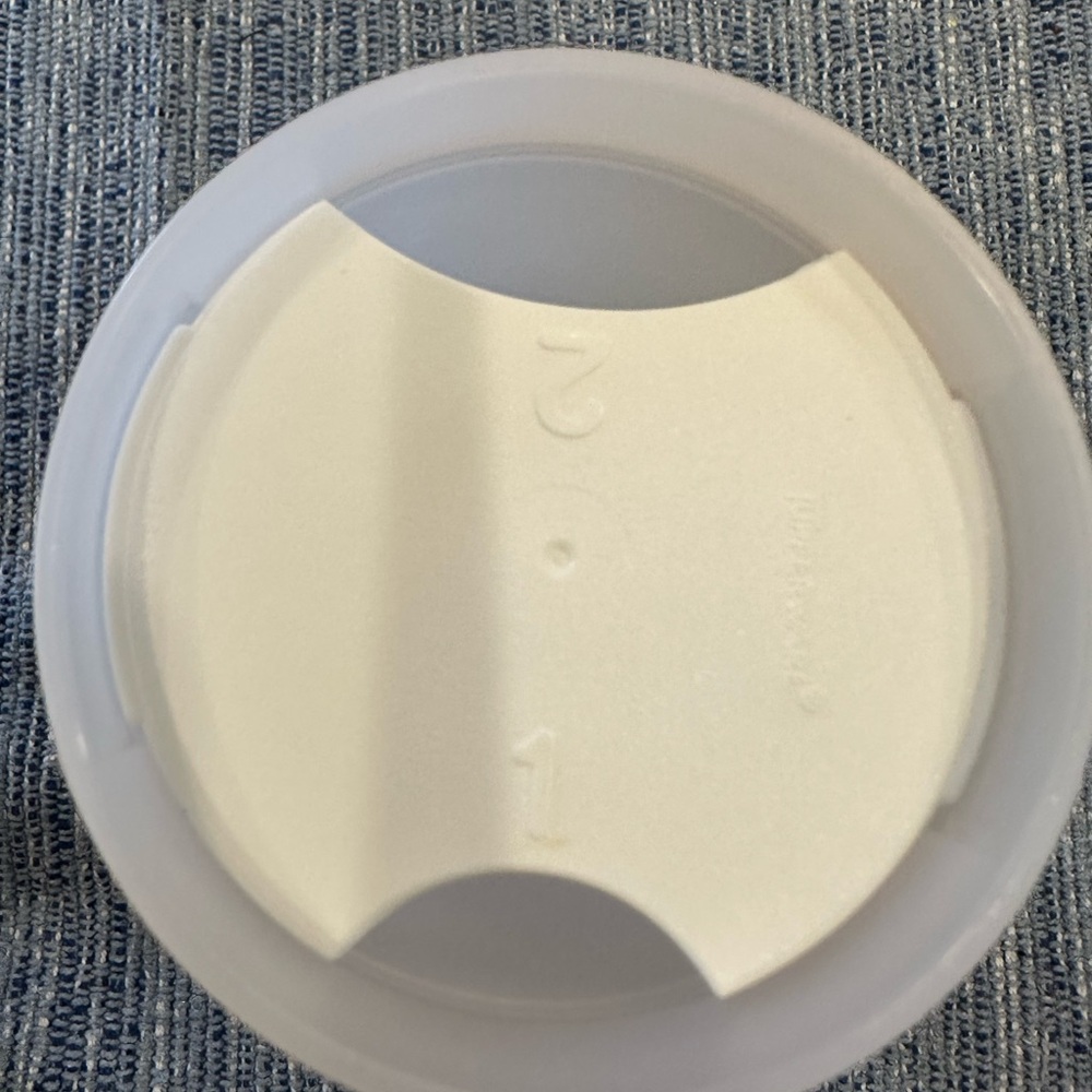 Tupperware spaghetti container - Picture 3 of 3